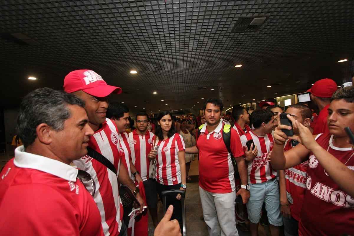 Torcida correspondeu  convocao da diretoria do Timbu e compareceu ao aeroporto para receber o zagueiro, que volta ao time aps nove anos
