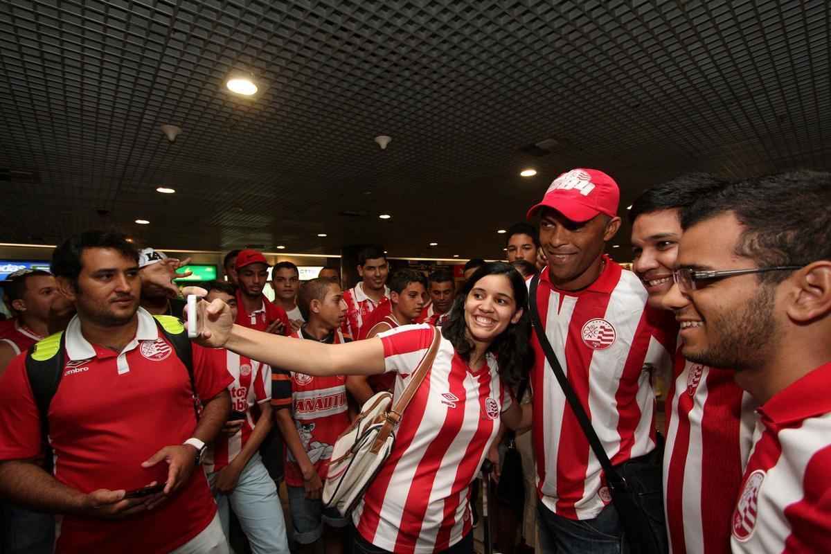 Torcida correspondeu  convocao da diretoria do Timbu e compareceu ao aeroporto para receber o zagueiro, que volta ao time aps nove anos
