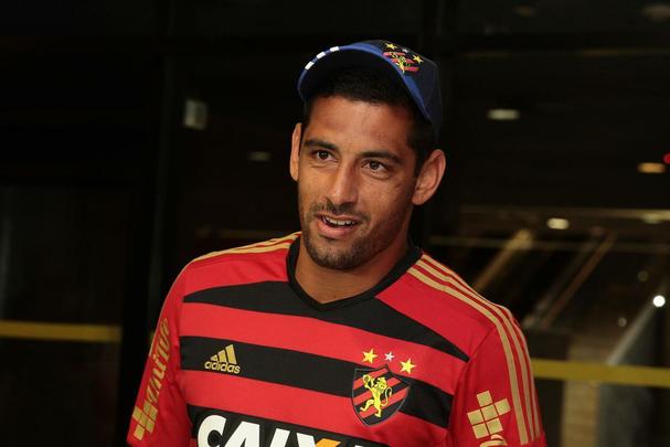 Diego Souza chegou ao Sport no dia 12 de agosto e junto com Ibson foi recepcionado com festa no Aeroporto Internacional dos Guararapes. Ainda no se sabia quando o meia faria sua estreia com a camisa do Leo. 