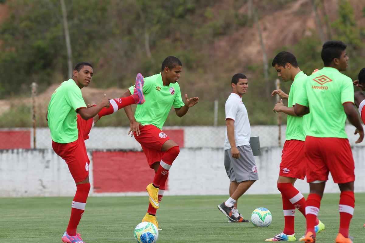 Jogadores do Nutico em treino na pr-temporada no CT do clube recebem reforo do zagueiro Leandro Euzbio