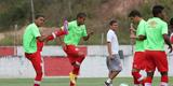 Jogadores do Nutico em treino na pr-temporada no CT do clube recebem reforo do zagueiro Leandro Euzbio