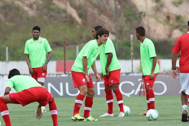 Jogadores do Nutico em treino na pr-temporada no CT do clube recebem reforo do zagueiro Leandro Euzbio