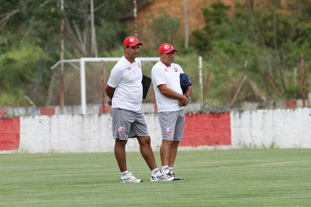 Jogadores do Nutico em treino na pr-temporada no CT do clube recebem reforo do zagueiro Leandro Euzbio