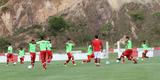 Jogadores do Nutico em treino na pr-temporada no CT do clube recebem reforo do zagueiro Leandro Euzbio