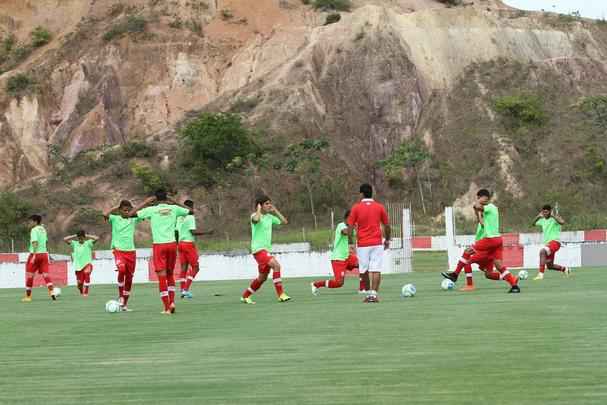 Jogadores do Nutico em treino na pr-temporada no CT do clube recebem reforo do zagueiro Leandro Euzbio
