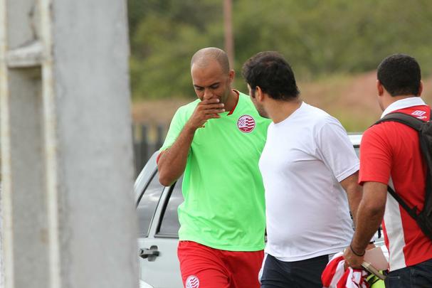 Jogadores do Nutico em treino na pr-temporada no CT do clube recebem reforo do zagueiro Leandro Euzbio