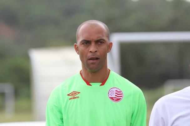 Jogadores do Nutico em treino na pr-temporada no CT do clube recebem reforo do zagueiro Leandro Euzbio