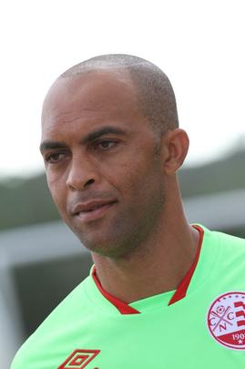 Jogadores do Nutico em treino na pr-temporada no CT do clube recebem reforo do zagueiro Leandro Euzbio