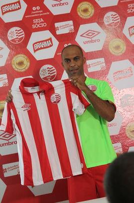 Jogadores do Nutico em treino na pr-temporada no CT do clube recebem reforo do zagueiro Leandro Euzbio