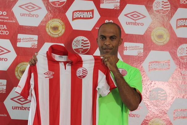 Jogadores do Nutico em treino na pr-temporada no CT do clube recebem reforo do zagueiro Leandro Euzbio