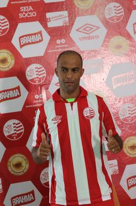 Jogadores do Nutico em treino na pr-temporada no CT do clube recebem reforo do zagueiro Leandro Euzbio