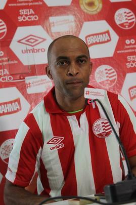 Jogadores do Nutico em treino na pr-temporada no CT do clube recebem reforo do zagueiro Leandro Euzbio