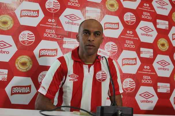 Jogadores do Nutico em treino na pr-temporada no CT do clube recebem reforo do zagueiro Leandro Euzbio