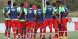 Jogadores do Nutico em treino na pr-temporada no CT do clube recebem reforo do zagueiro Leandro Euzbio