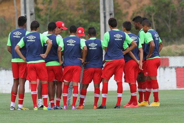 Jogadores do Nutico em treino na pr-temporada no CT do clube recebem reforo do zagueiro Leandro Euzbio