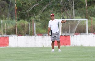 Jogadores do Nutico em treino na pr-temporada no CT do clube recebem reforo do zagueiro Leandro Euzbio