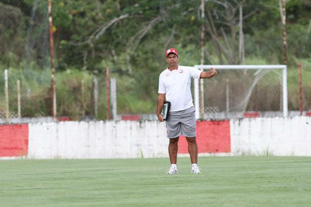 Jogadores do Nutico em treino na pr-temporada no CT do clube recebem reforo do zagueiro Leandro Euzbio