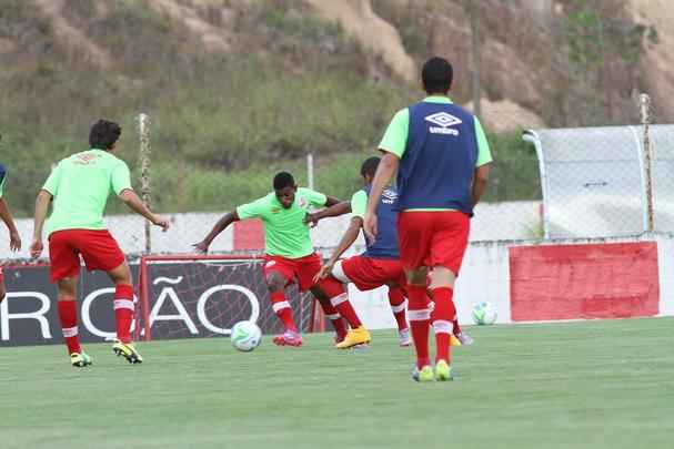 Jogadores do Nutico em treino na pr-temporada no CT do clube recebem reforo do zagueiro Leandro Euzbio
