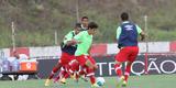 Jogadores do Nutico em treino na pr-temporada no CT do clube recebem reforo do zagueiro Leandro Euzbio