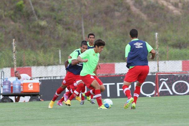 Jogadores do Nutico em treino na pr-temporada no CT do clube recebem reforo do zagueiro Leandro Euzbio