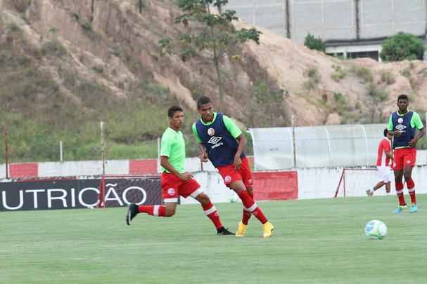 Jogadores do Nutico em treino na pr-temporada no CT do clube recebem reforo do zagueiro Leandro Euzbio
