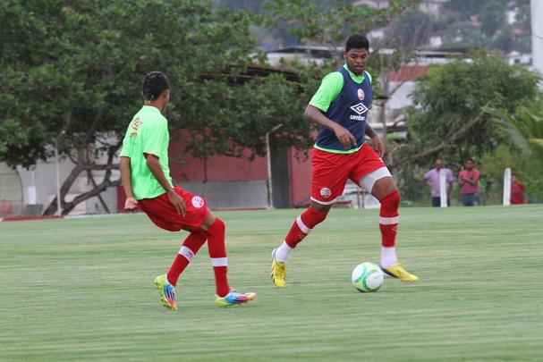 Jogadores do Nutico em treino na pr-temporada no CT do clube recebem reforo do zagueiro Leandro Euzbio