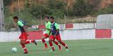 Jogadores do Nutico em treino na pr-temporada no CT do clube recebem reforo do zagueiro Leandro Euzbio