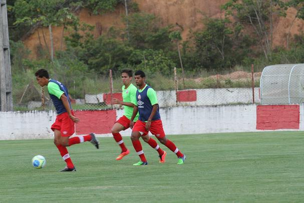 Jogadores do Nutico em treino na pr-temporada no CT do clube recebem reforo do zagueiro Leandro Euzbio