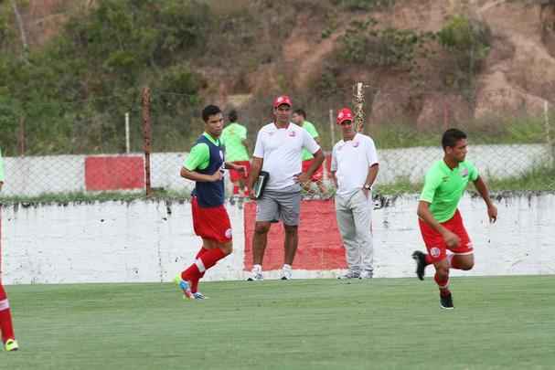 Jogadores do Nutico em treino na pr-temporada no CT do clube recebem reforo do zagueiro Leandro Euzbio