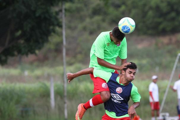 Jogadores do Nutico em treino na pr-temporada no CT do clube recebem reforo do zagueiro Leandro Euzbio