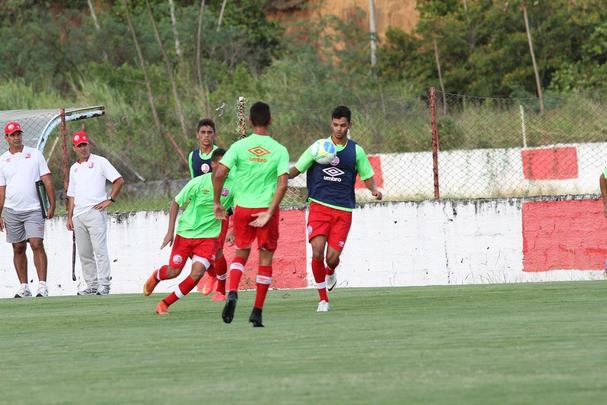 Jogadores do Nutico em treino na pr-temporada no CT do clube recebem reforo do zagueiro Leandro Euzbio