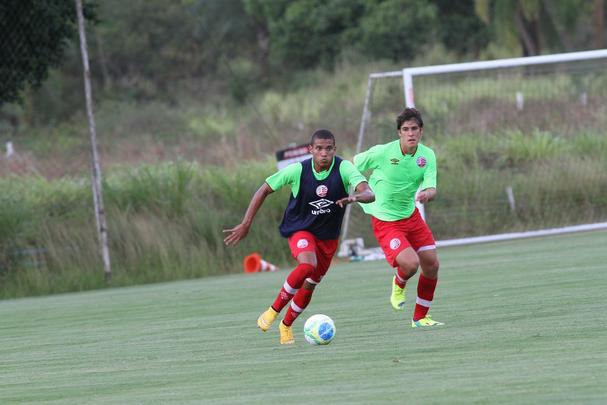 Jogadores do Nutico em treino na pr-temporada no CT do clube recebem reforo do zagueiro Leandro Euzbio