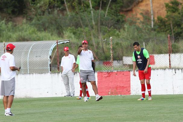 Jogadores do Nutico em treino na pr-temporada no CT do clube recebem reforo do zagueiro Leandro Euzbio