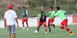 Jogadores do Nutico em treino na pr-temporada no CT do clube recebem reforo do zagueiro Leandro Euzbio