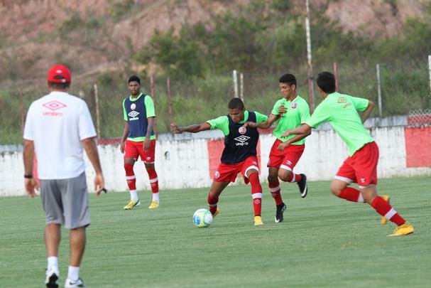 Jogadores do Nutico em treino na pr-temporada no CT do clube recebem reforo do zagueiro Leandro Euzbio