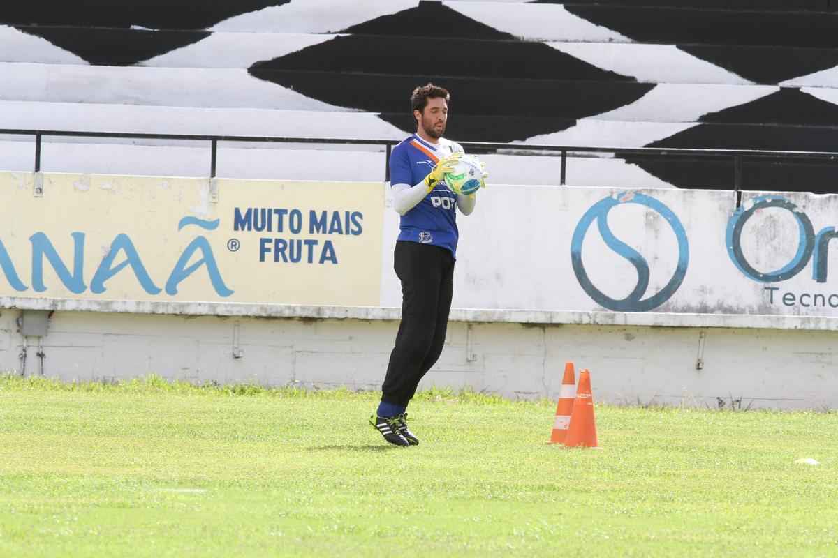 Clube coral segue treinamentos no Arruda antes de partir para pr-temporada nesta quarta, em Ch Grande, Agreste de Pernambuco. Novidade foi meia Pedro Castro
