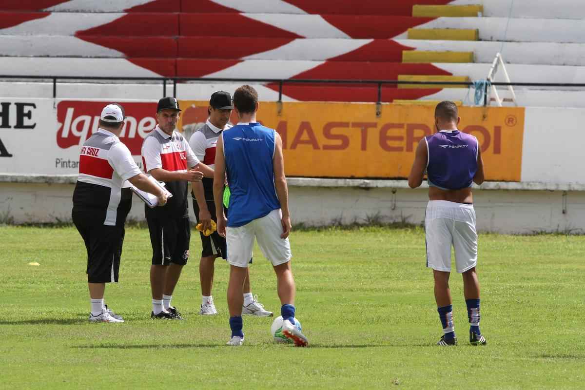 Clube coral segue treinamentos no Arruda antes de partir para pr-temporada nesta quarta, em Ch Grande, Agreste de Pernambuco. Novidade foi meia Pedro Castro