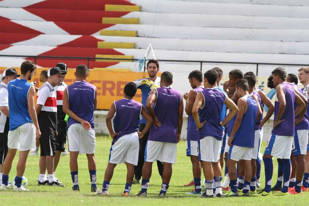 Clube coral segue treinamentos no Arruda antes de partir para pr-temporada nesta quarta, em Ch Grande, Agreste de Pernambuco. Novidade foi meia Pedro Castro
