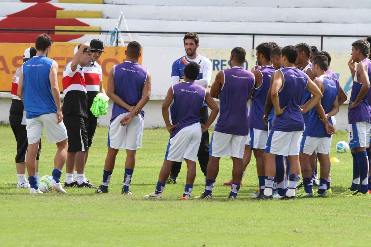 Clube coral segue treinamentos no Arruda antes de partir para pr-temporada nesta quarta, em Ch Grande, Agreste de Pernambuco. Novidade foi meia Pedro Castro