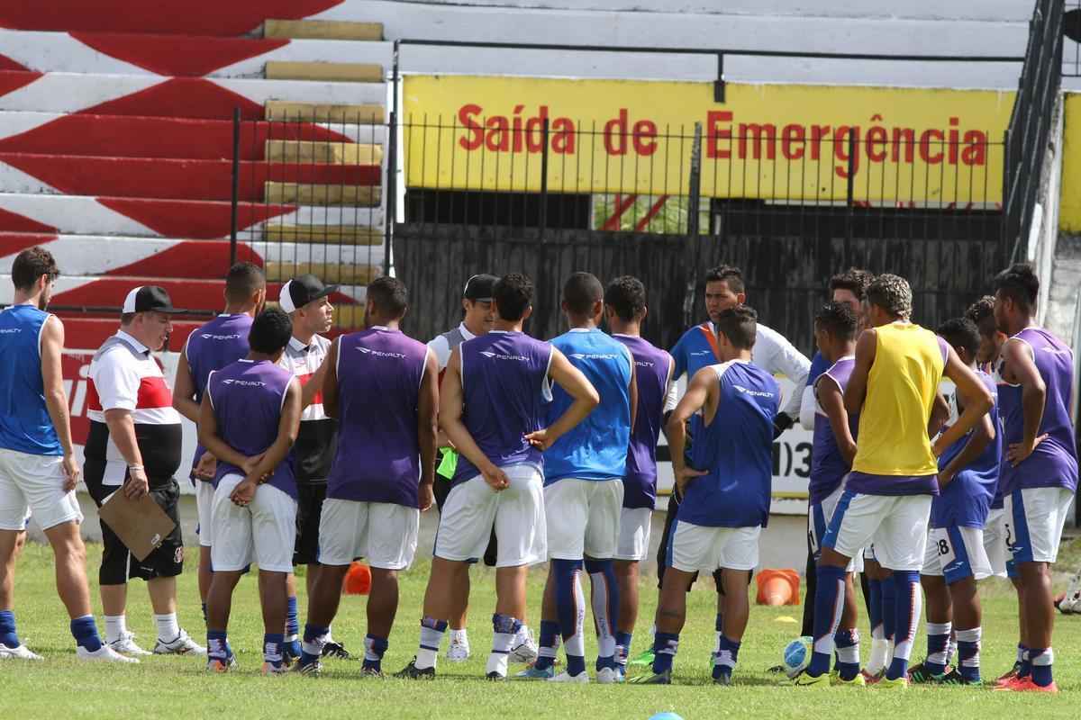 Clube coral segue treinamentos no Arruda antes de partir para pr-temporada nesta quarta, em Ch Grande, Agreste de Pernambuco. Novidade foi meia Pedro Castro