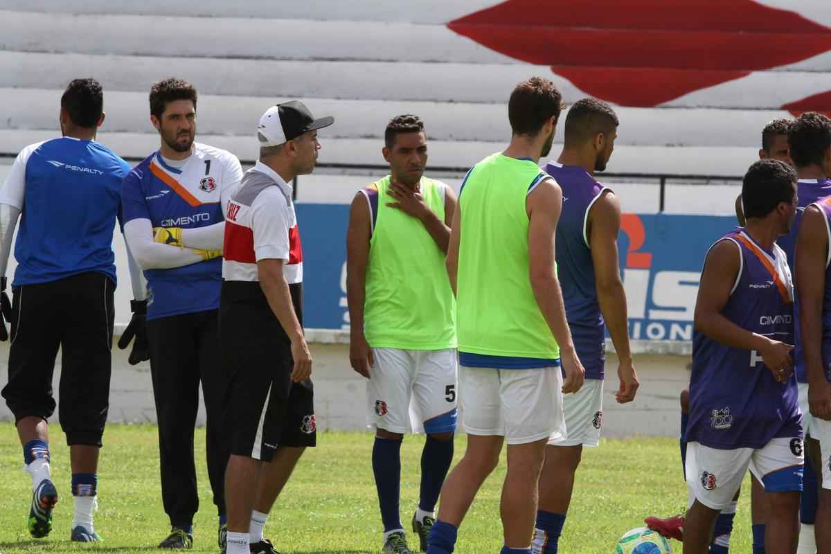Clube coral segue treinamentos no Arruda antes de partir para pr-temporada nesta quarta, em Ch Grande, Agreste de Pernambuco. Novidade foi meia Pedro Castro