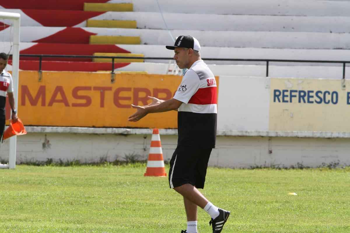 Clube coral segue treinamentos no Arruda antes de partir para pr-temporada nesta quarta, em Ch Grande, Agreste de Pernambuco. Novidade foi meia Pedro Castro