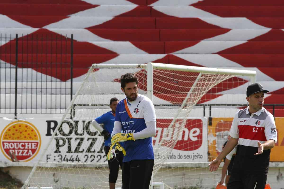 Clube coral segue treinamentos no Arruda antes de partir para pr-temporada nesta quarta, em Ch Grande, Agreste de Pernambuco. Novidade foi meia Pedro Castro