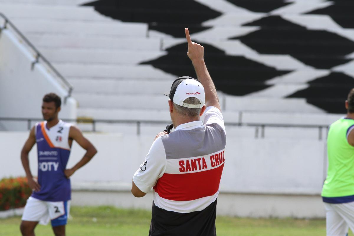 Clube coral segue treinamentos no Arruda antes de partir para pr-temporada nesta quarta, em Ch Grande, Agreste de Pernambuco. Novidade foi meia Pedro Castro
