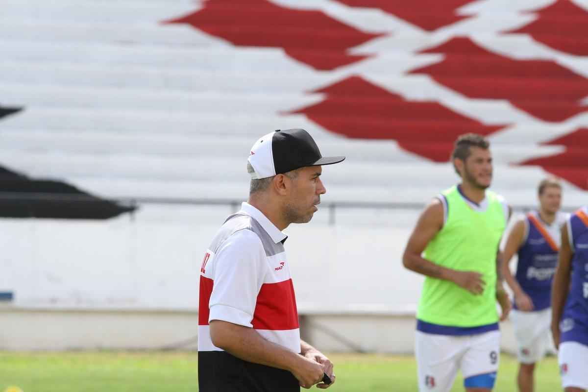 Clube coral segue treinamentos no Arruda antes de partir para pr-temporada nesta quarta, em Ch Grande, Agreste de Pernambuco. Novidade foi meia Pedro Castro