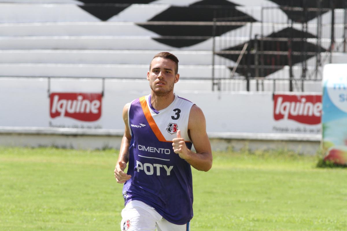 Clube coral segue treinamentos no Arruda antes de partir para pr-temporada nesta quarta, em Ch Grande, Agreste de Pernambuco. Novidade foi meia Pedro Castro