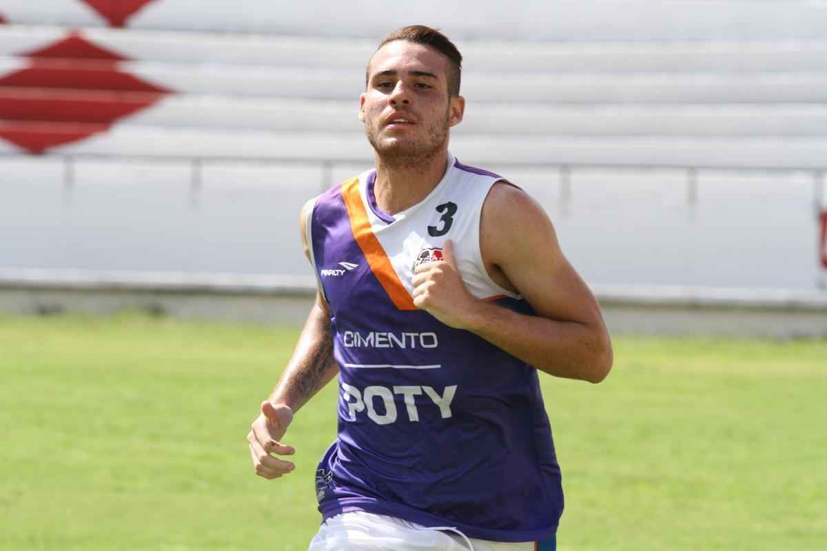 Clube coral segue treinamentos no Arruda antes de partir para pr-temporada nesta quarta, em Ch Grande, Agreste de Pernambuco. Novidade foi meia Pedro Castro