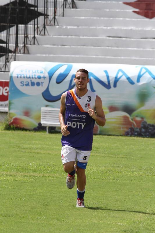 Clube coral segue treinamentos no Arruda antes de partir para pr-temporada nesta quarta, em Ch Grande, Agreste de Pernambuco. Novidade foi meia Pedro Castro