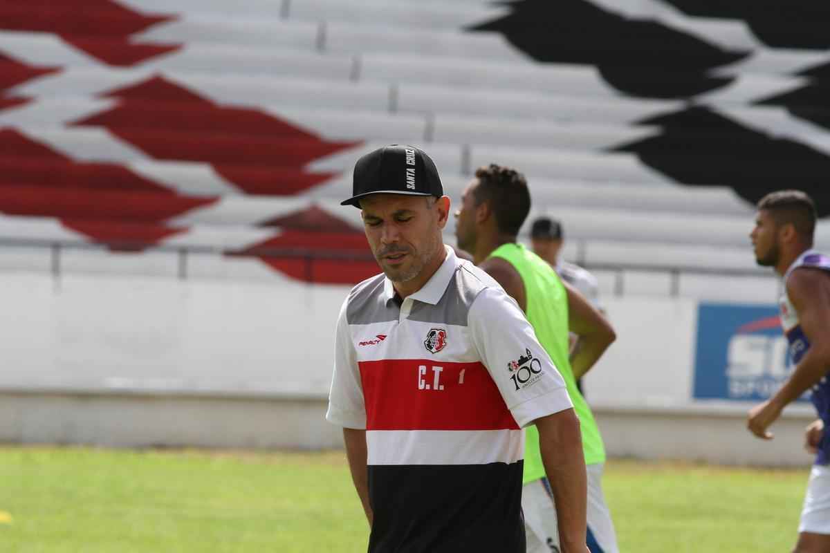 Clube coral segue treinamentos no Arruda antes de partir para pr-temporada nesta quarta, em Ch Grande, Agreste de Pernambuco. Novidade foi meia Pedro Castro