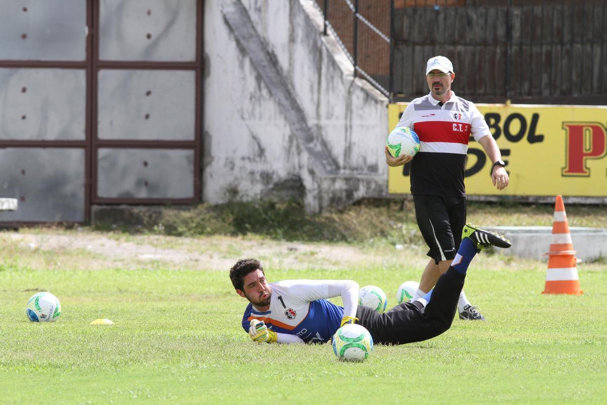 Clube coral segue treinamentos no Arruda antes de partir para pr-temporada nesta quarta, em Ch Grande, Agreste de Pernambuco. Novidade foi meia Pedro Castro